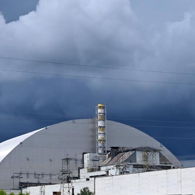 Le sarcophage recouvrant la centrale de Tchernobyl a t mis en