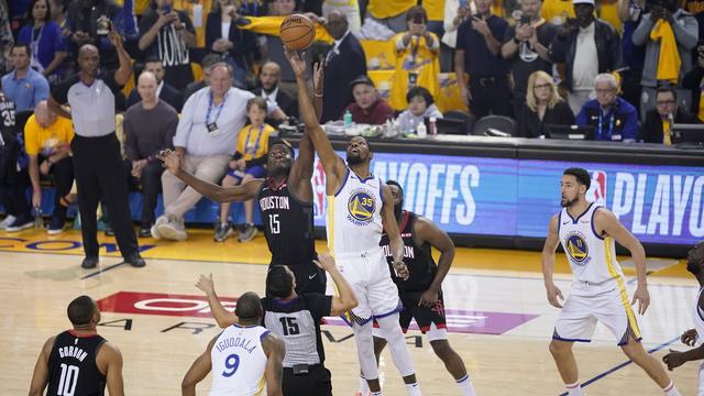 Une soirée à oublier pour Clint Capela (15) et Houston. [John G. Mabanglo]