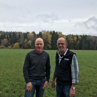 Didier Cuche et Claude Schönenberg sont contre le projet de 11 éoliennes aux Bugnenets-Savagnières. [RTS - Alain Arnaud]