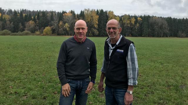 Didier Cuche et Claude Schönenberg sont contre le projet de 11 éoliennes aux Bugnenets-Savagnières. [RTS - Alain Arnaud]