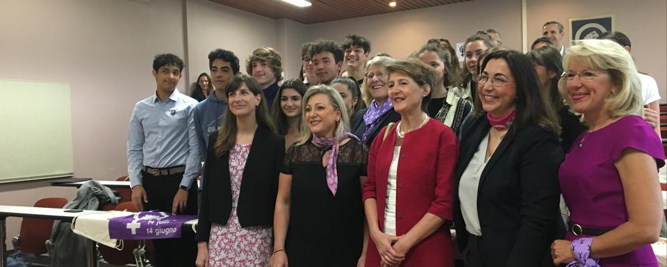 Simonetta Sommaruga et des conseillères d'Etat vaudoises en visite dans une classe lausannoise. [RTS - Delphine Gendre]