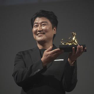 L'acteur coréen Song Kang-Ho a reçu le prix d'excellence à Locarno, le 12 août 2019. [Keystone - Urs Flueeler]