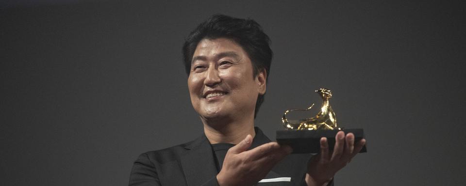 L'acteur coréen Song Kang-Ho a reçu le prix d'excellence à Locarno, le 12 août 2019. [Keystone - Urs Flueeler]