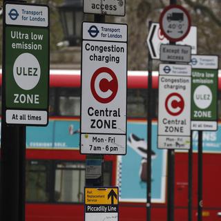 Londres introduit une taxe pour rouler en centre-ville. [AP/Keystone - Frank Augustein]