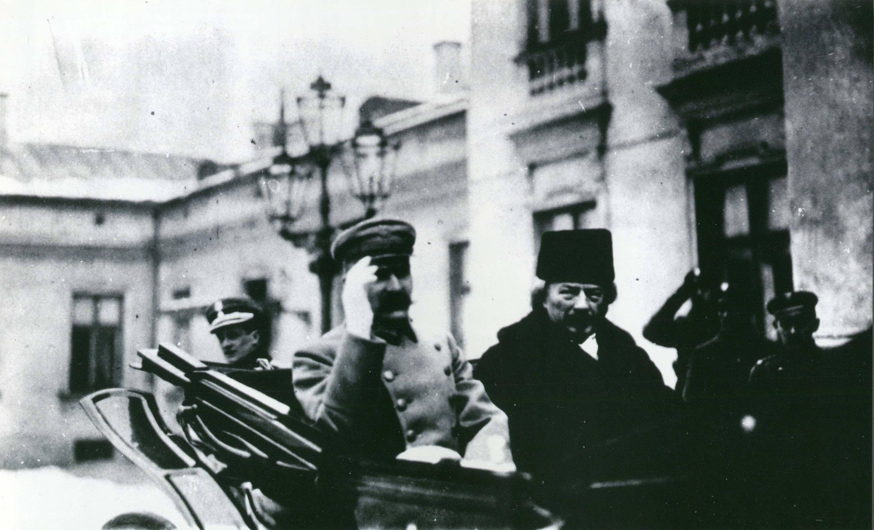 Paderewski en voiture dans les rues de Varsovie le 10 février 1919 en compagnie du général Jósef Piłsudski, chef de l'Etat. [Muzeum Narodowe / Musée National, Varsovie]