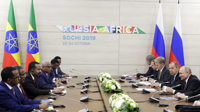 Le président russe Vladimir Poutine parle avec le Premier ministre éthiopien Abiy Ahmed lors du sommet et forum économique Russie-Afrique le 23 octobre 2019. [EPA/Keystone - Mikhail Metzel]