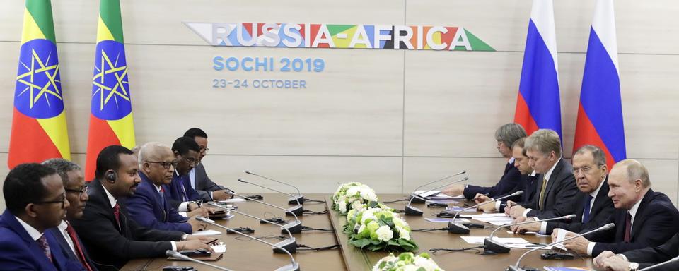 Le président russe Vladimir Poutine parle avec le Premier ministre éthiopien Abiy Ahmed lors du sommet et forum économique Russie-Afrique le 23 octobre 2019. [EPA/Keystone - Mikhail Metzel]