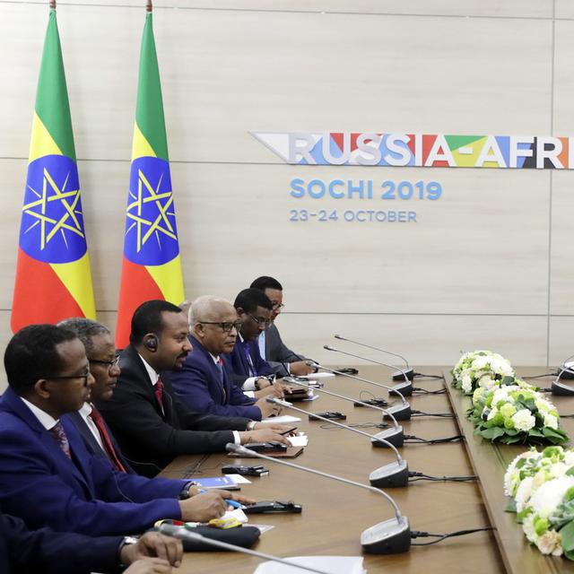 Le président russe Vladimir Poutine parle avec le Premier ministre éthiopien Abiy Ahmed lors du sommet et forum économique Russie-Afrique le 23 octobre 2019. [EPA/Keystone - Mikhail Metzel]