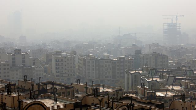 Un épais nuage de pollution recouvre la ville de Téhéran, photographiée ici le 15 décembre 2019. [STR/AFP]