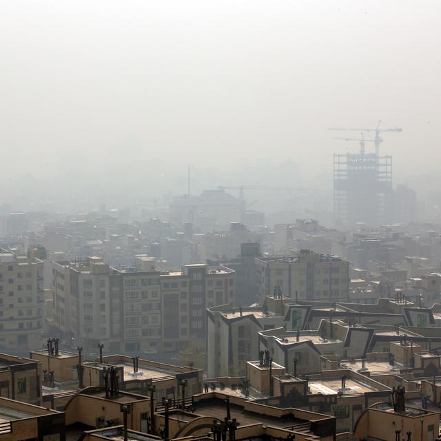 Un épais nuage de pollution recouvre la ville de Téhéran, photographiée ici le 15 décembre 2019. [STR/AFP]