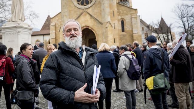 Le pasteur Norbert Valley et ses soutiens sur la place de la Collégiale à Neuchâtel, ce 11 avril 2019.