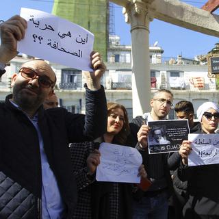 Des dizaines de journalistes se sont rassemblés dans le centre d'Alger pour réclamer le droit de couvrir les manifestations anti-gouvernementales. [Keystone/AP Photo - Anis Belghoul]