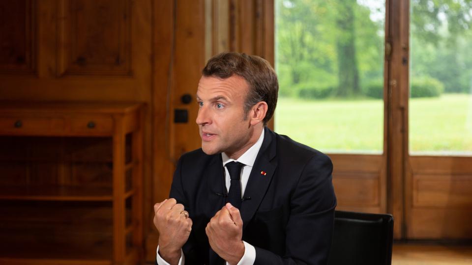 Le président français Emmanuel Macron répond à la RTS. [RTS - Laurent Bleuze]