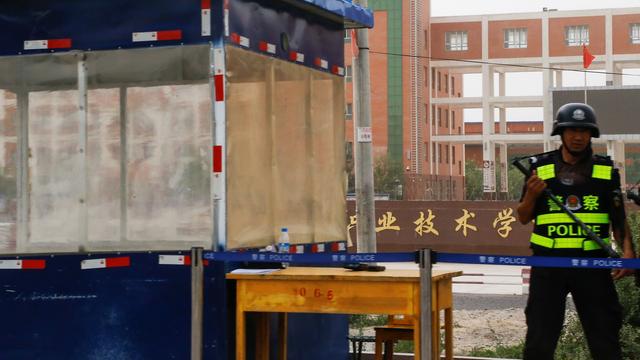 L'entrée d'un camp d'éducation dans la ville de Hotan, au Xinjiang. [Reuters - Thomas Peter]