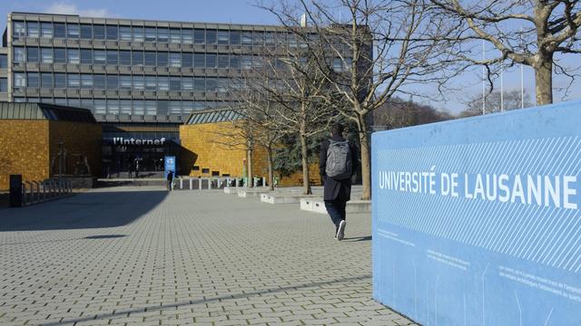 Un étudiant devant le bâtiment Internef sur le campus de l'Université de Lausanne. [Keystone - Laurent Gilliéron]