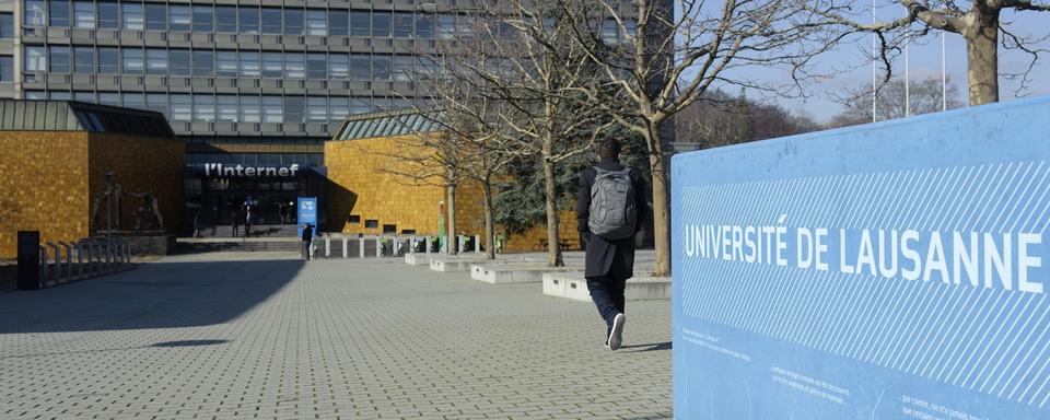 Un étudiant devant le bâtiment Internef sur le campus de l'Université de Lausanne. [Keystone - Laurent Gilliéron]