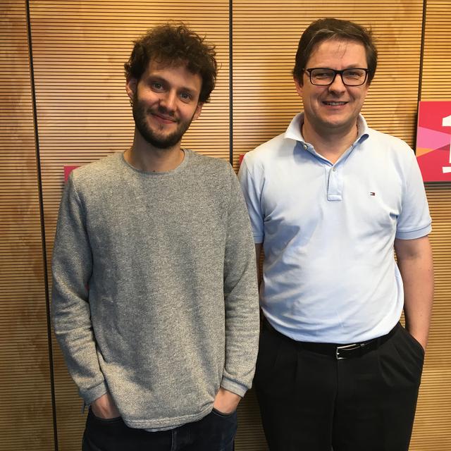 Adrien Bordone, philosophe et réalisateur, rencontre Christophe Champod, professeur à l'école des sciences criminelles à Lausanne et spécialiste des empreintes. [RTS - Pauline Vrolixs]