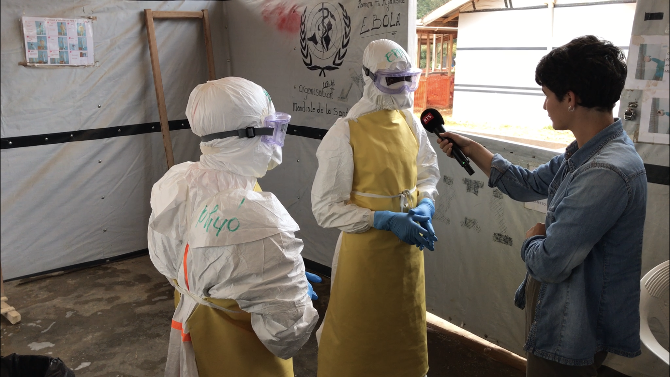 Des équipes du Centre de Traitement contre Ebola à Béni expliquent leur travail à la journaliste Joëlle Cachin. [RTS - Cédric Guigon]