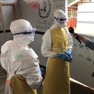 Des équipes du Centre de Traitement contre Ebola à Béni expliquent leur travail à la journaliste Joëlle Cachin. [RTS - Cédric Guigon]
