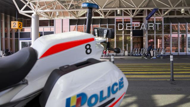 Une moto de police devant l'aéroport de Genève. [Keystone - Cyril Zingaro]