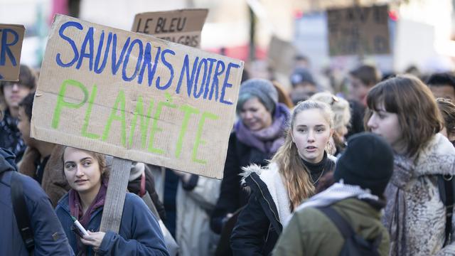 De nombreux jeunes en formation se sont mobilisés vendredi pour le climat, comme ici à Lausanne. [Keystone - Valentin Flauraud]