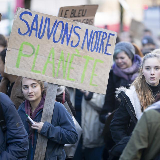 De nombreux jeunes en formation se sont mobilisés vendredi pour le climat, comme ici à Lausanne. [Keystone - Valentin Flauraud]