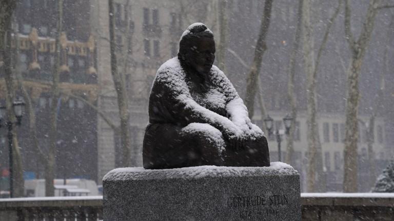 L'une des six seules statues de femmes à New York, l'écrivaine, dramaturge et féministe américaine Gertrude Stein. [AFP - Timothy A. Clary]