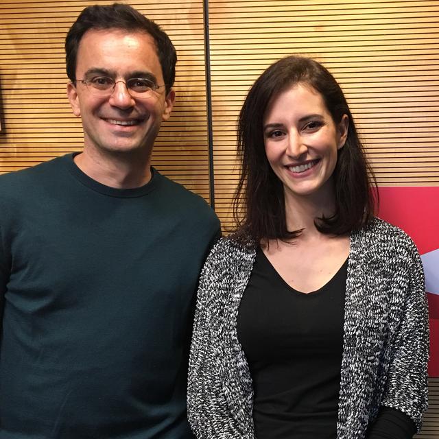 Patrick de Rham, directeur de l’Arsenic, et Elodie Mazza, médium guérisseuse. [RTS - Pauline Vrolixs]