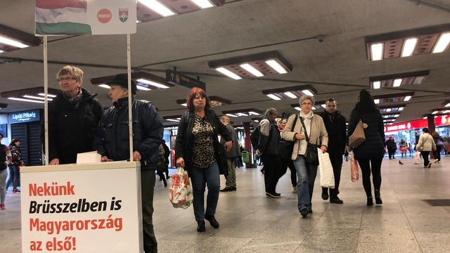 "Pour nous, à Bruxelles aussi, c'est la Hongrie d'abord": le slogan du Fidesz dans le métro de Budapest. [RTS - Juliette Galeazzi]