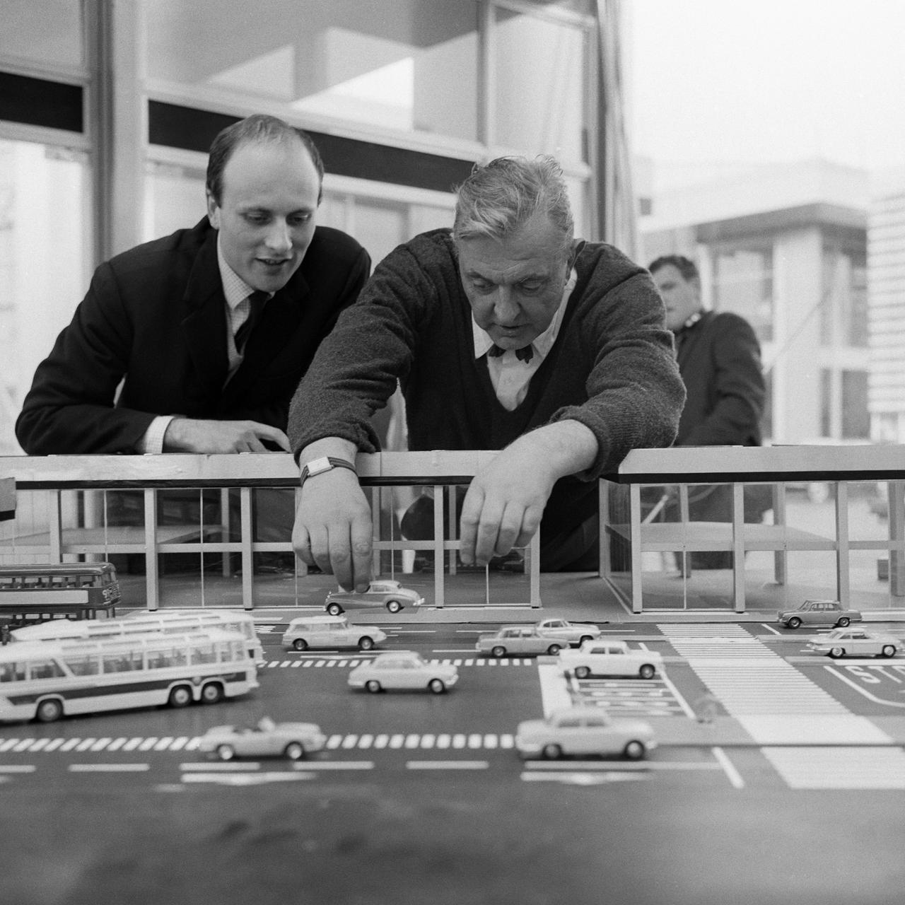 Le réalisateur Jacques Tati devant la maquette du décor récréant la ville moderne pour son film "Playtime". [AFP - Bernard Allemane / Ina]