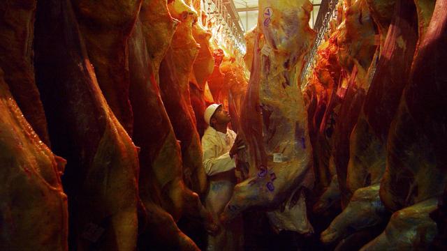 Depuis 1961, la production de viande par habitant a plus que doublé dans le monde. [AP/Keystone - Alexandre Meneghini]