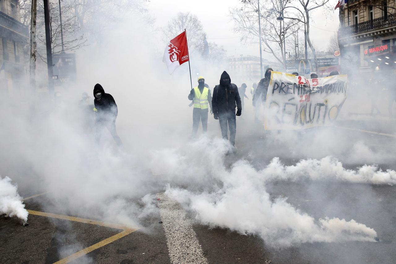 Des heurts ont éclaté à Paris après la manifestation. [Keystone - EPA/Yoan Valat]