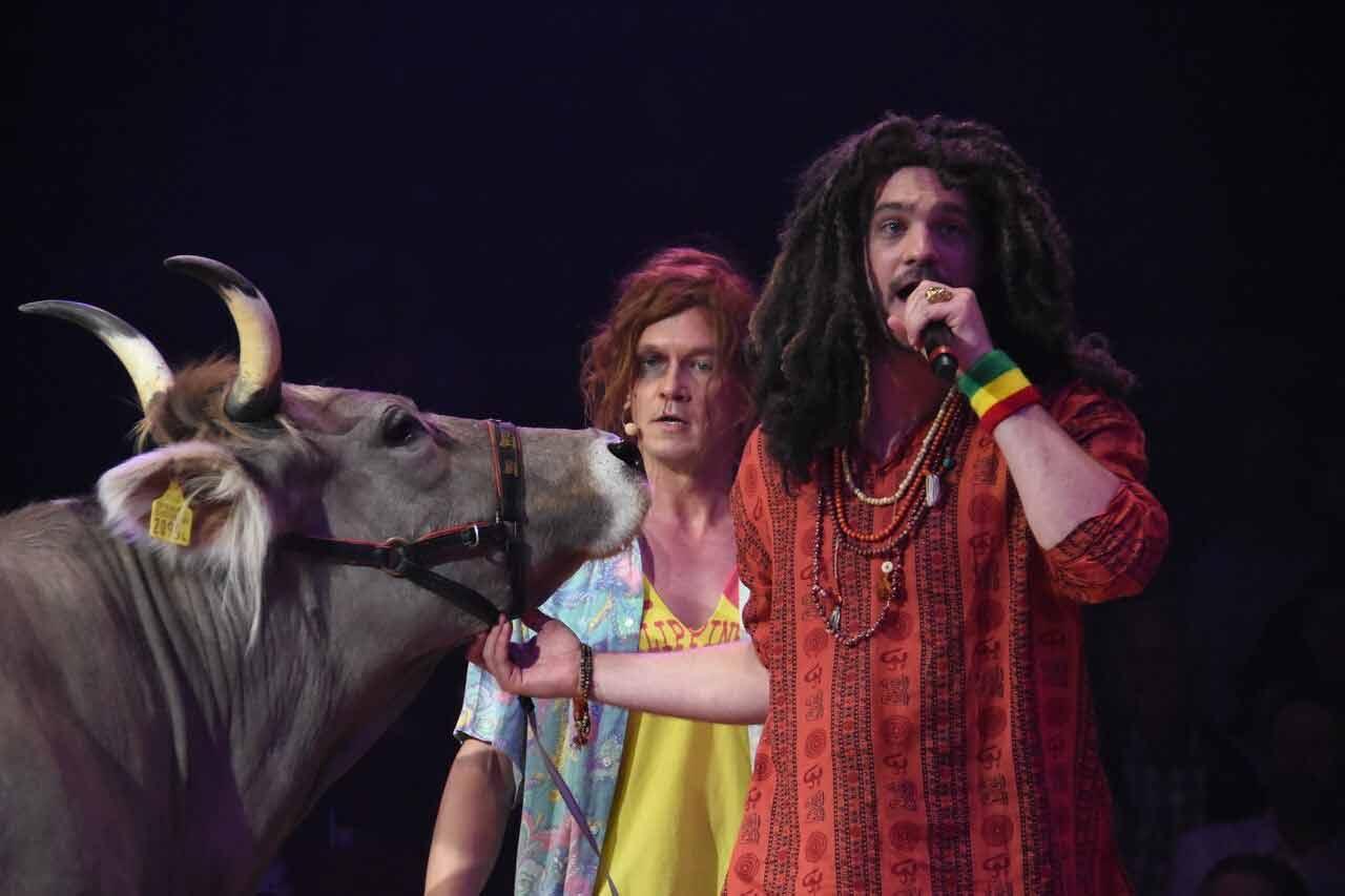 Les deux Vincent lors de la première romande du spectacle des 100 ans du Knie à Delémont. [RTS - Gaël Klein]