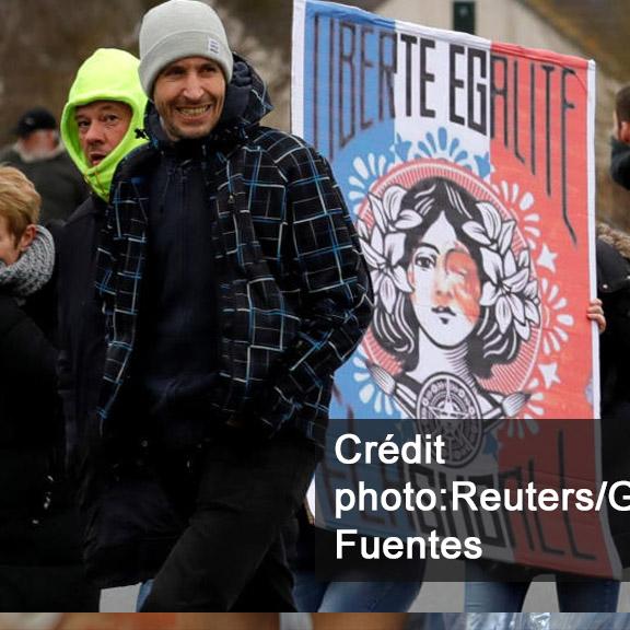 Des manifestants gilets jaunes avec une pancarte "Liberté, égalité, flashball". [Reuters - Gonzalo Fuentes]