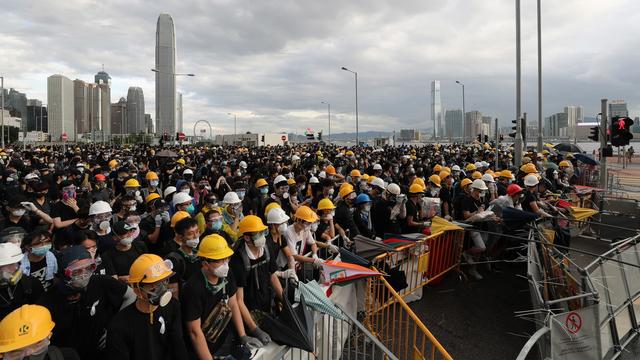 Des protestataires hostiles au gouvernement pro-Pékin ont dressé des barricades dans les rues de Hong Kong le 1er juillet 2019. [Keystone - EPA/RITCHIE B. TONGO]
