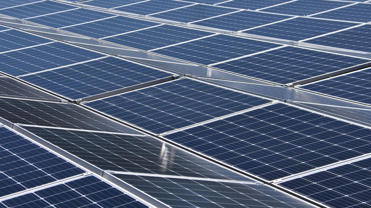 Bientôt une vingtaine de centrales solaires à Delémont grâce à des prêts citoyens. [RTS - Gaël Klein]