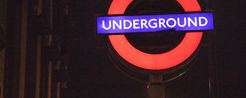 Le fameux logo du métro londonien [AFP - Nicolas Economou]