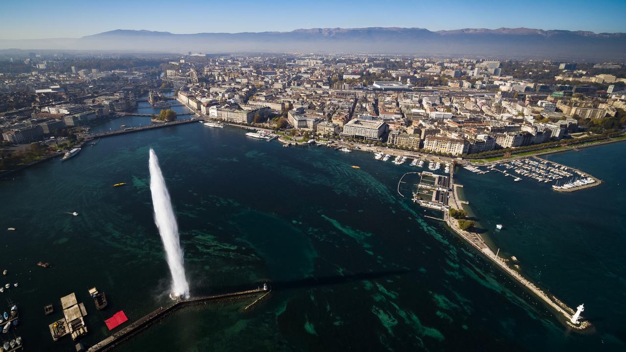 Vue aérienne de la ville de Genève et de son jet d'eau. [Keystone - Valentin Flauraud]