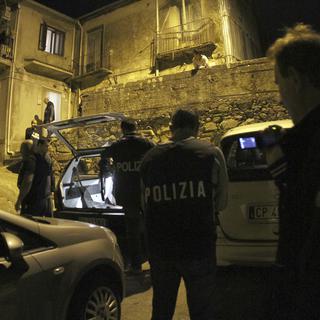 Des policiers durant une opération anti-mafia en Italie (image d'illustration). [Keystone - Adriana Sapone]