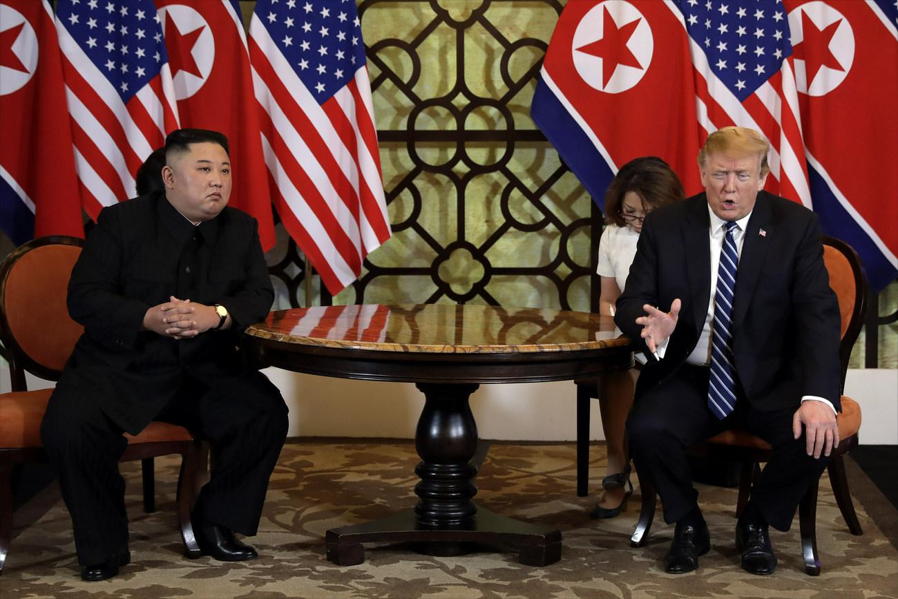 Kim Jong Un (gauche) et Donald Trump (droite) lors du sommet de Hanoï, le 28 février dernier [AP - EVAN VUCCI]