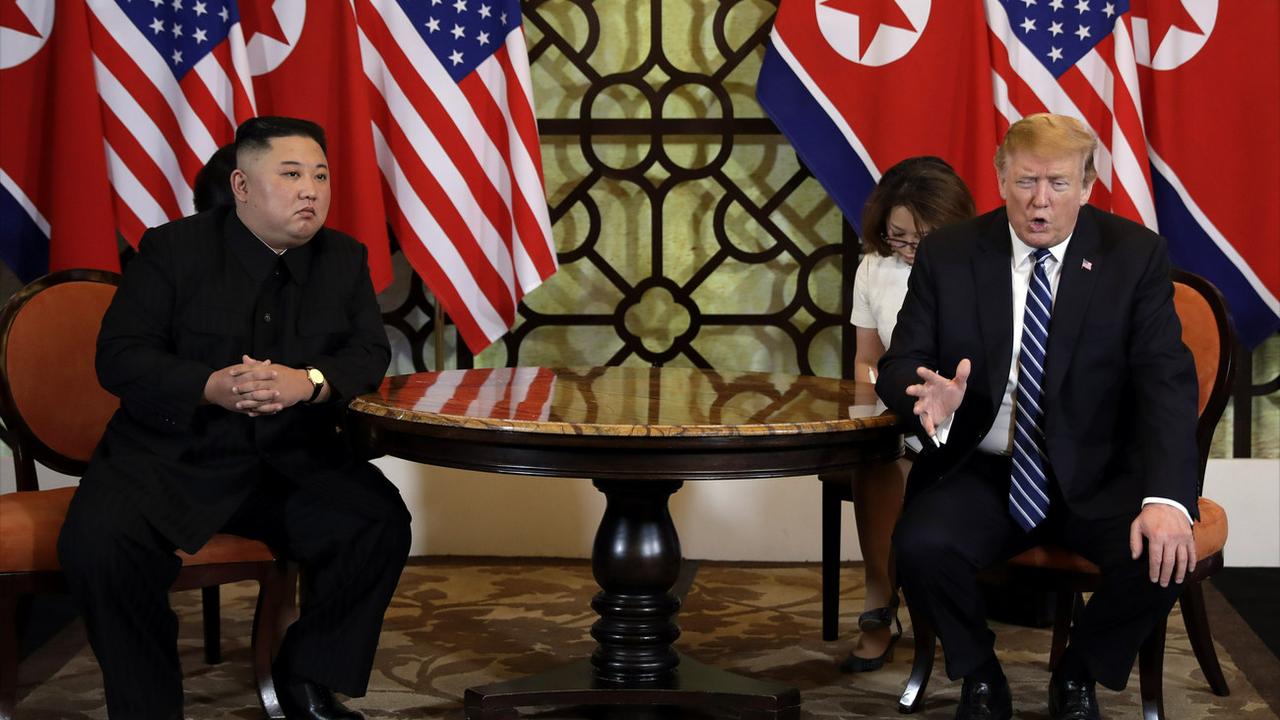 Kim Jong Un (gauche) et Donald Trump (droite) lors du sommet de Hanoï, le 28 février dernier [AP - EVAN VUCCI]