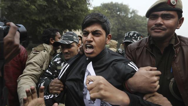 Un étudiant arrêté par la police lors des manifestations contre la nouvelle loi sur la citoyenneté à New Delhi, en Inde. [AP Photo/Keystone - Manish Swarup]