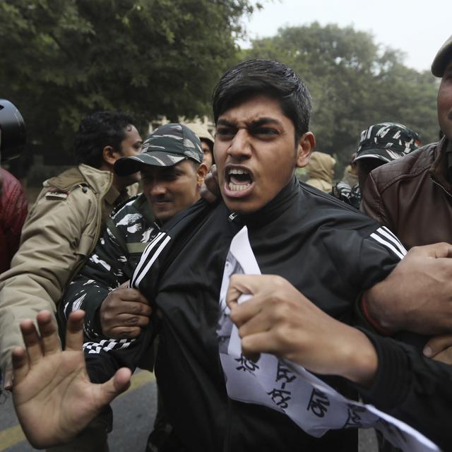 Un étudiant arrêté par la police lors des manifestations contre la nouvelle loi sur la citoyenneté à New Delhi, en Inde. [AP Photo/Keystone - Manish Swarup]