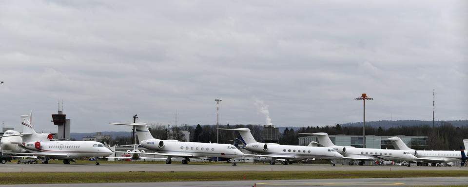 Des jets de participants au WEF stationnés sur l'aéroport de Zurich en janvier 2018. [Keystone - Walter Bieri]