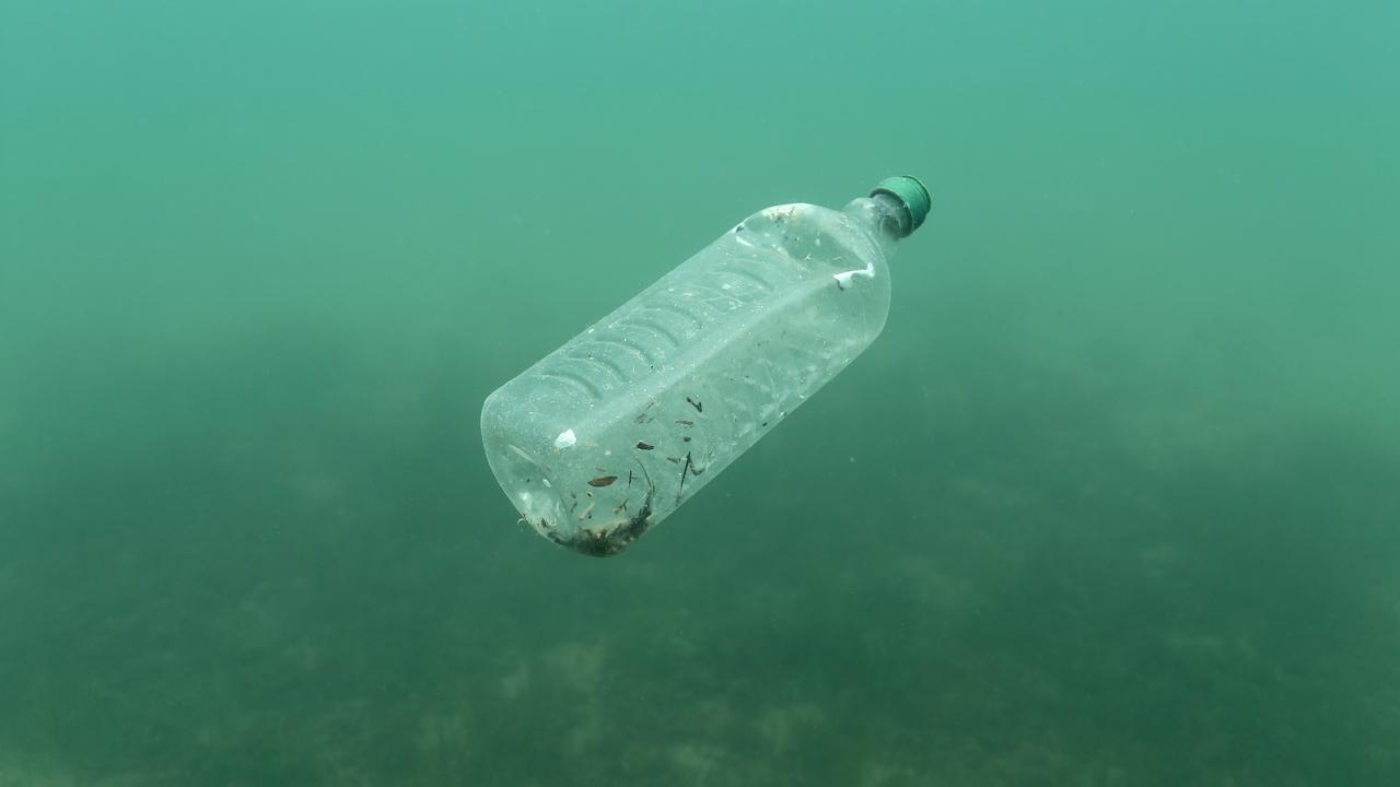 Une bouteille en plastique flottant dans l'Adriatique. (Image d'illustration). [Reuters - Antonio Bronic]