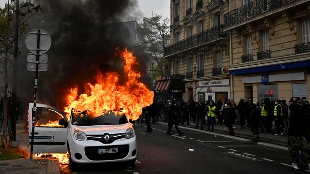 Un véhicule en feu place d'Italie à Paris, où la manifestation des gilets jaunes a pris une tournure violente. [AFP - Mustafa Yalcin]