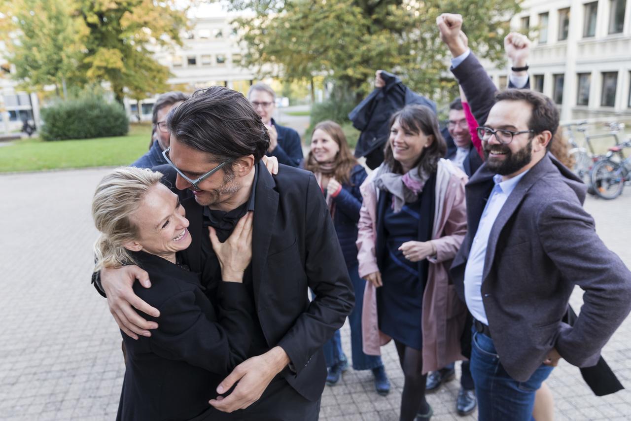 Le Vert fribourgeois Gerhard Andrey, nouveau venu sous la Coupole, entouré de ses proches. [Keystone - Cyril Zingaro]