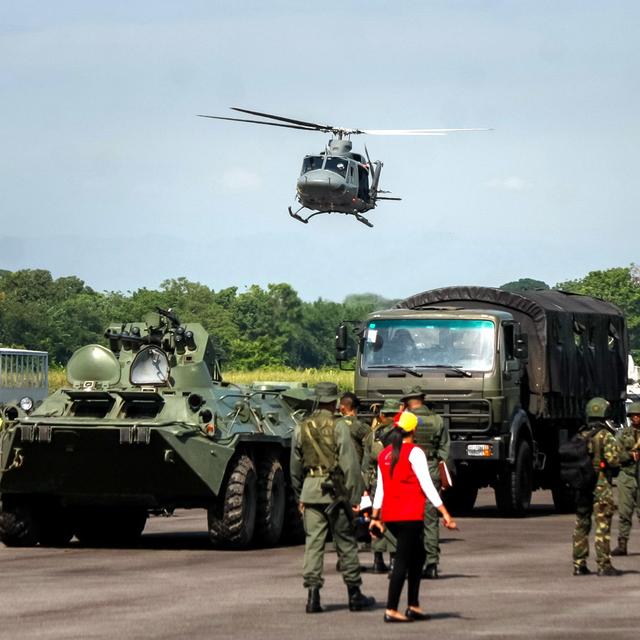 Des forces armées du Venezuela lors d'un exercice à la frontière colombienne. [EPA/Keystone - Johnny Parra]