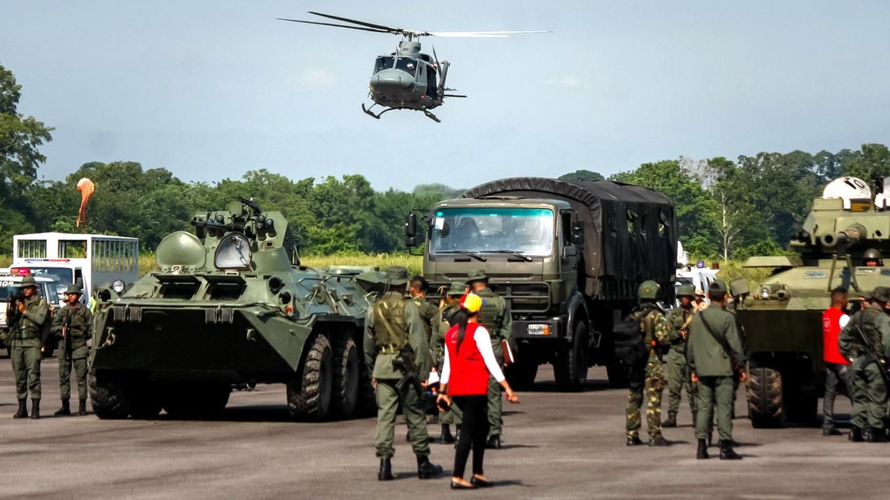 Des forces armées du Venezuela lors d'un exercice à la frontière colombienne. [EPA/Keystone - Johnny Parra]