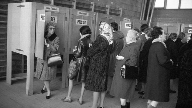 Des femmes votent en Suisse romande en 1970. [Keystone - STR]